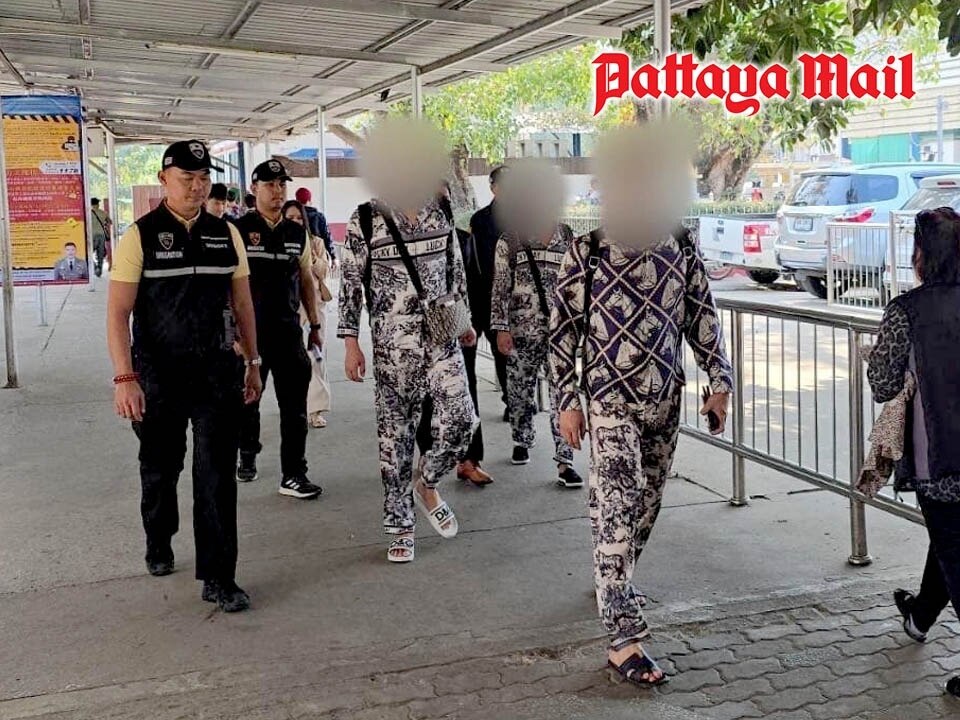 International gesuchter chinesischer Gang-Anführer und Komplizen stellen sich nach gewaltsamen Übergriffen in Pattaya der Polizei