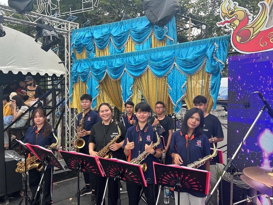 Das &quot;Ubon Ratchathani Candle Festival&quot; wurde mit einer majestätischen Eröffnungsfeier eröffnet