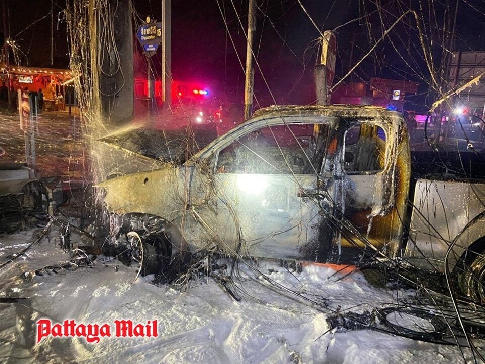 Heldenhafte Einheimische retten den Fahrer Sekunden vor der feurigen Explosion