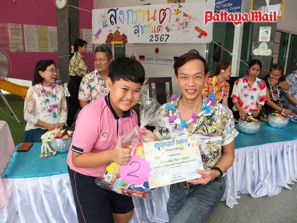 Junge Leute feiern Songkran-Fest im ASEAN Education Center - Pattaya Mail