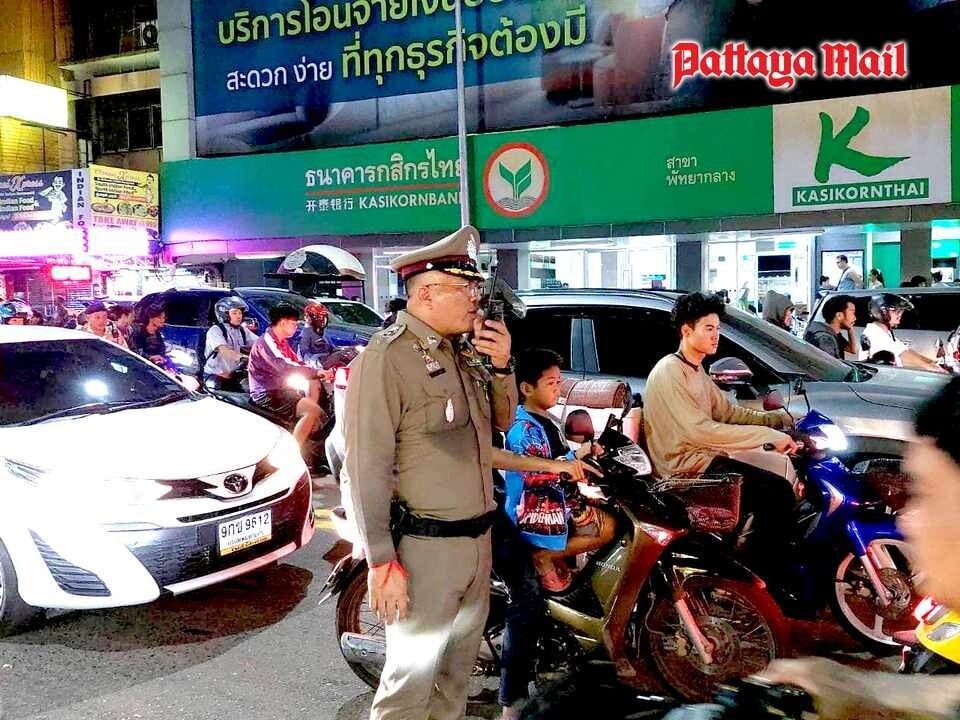 Polizei von Pattaya beeindruckt mit Verkehrsmanagement während des Feuerwerksfestivals