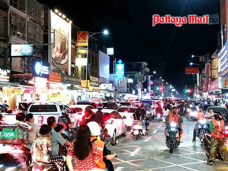 Polizei von Pattaya beeindruckt mit Verkehrsmanagement während des Feuerwerksfestivals