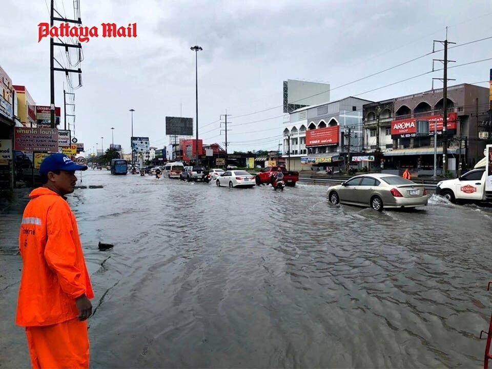 Starke Regenfälle und Überschwemmungen am Morgen verursachen Chaos in Ost-Pattaya