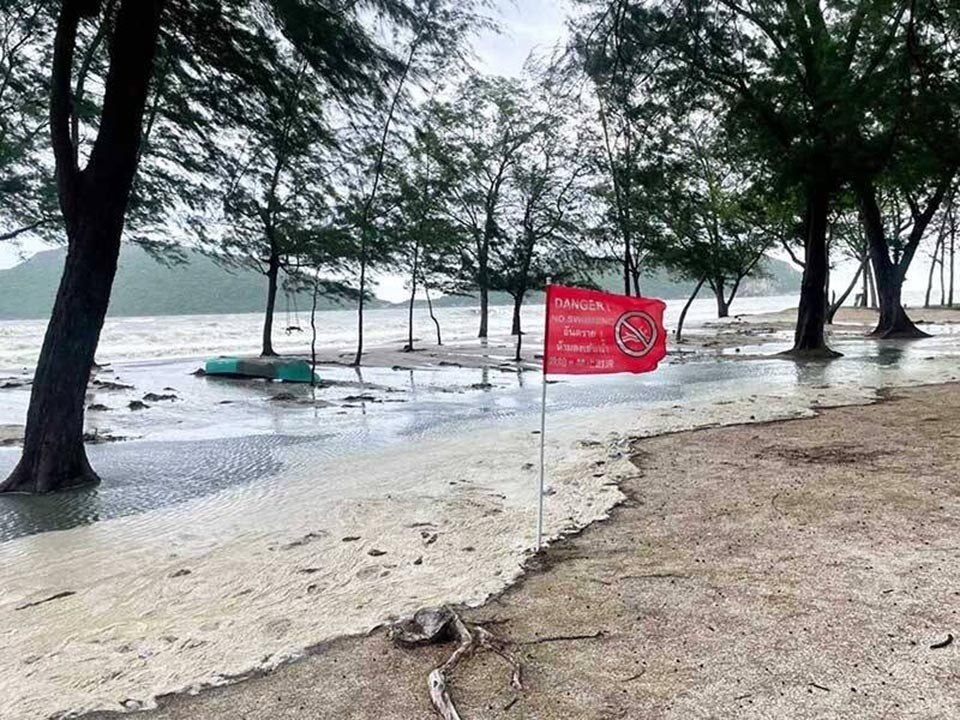 Strände von Hua Hin und Cha-Am werden durch starke kalte Winde und hohe Wellen stark beeinträchtigt