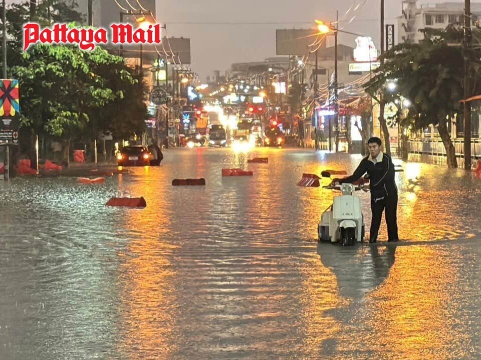 Überschwemmungen in Pattaya: Verkehr kurz vor Loy Krathong Festival lahmgelegt - Behörden im Einsatz