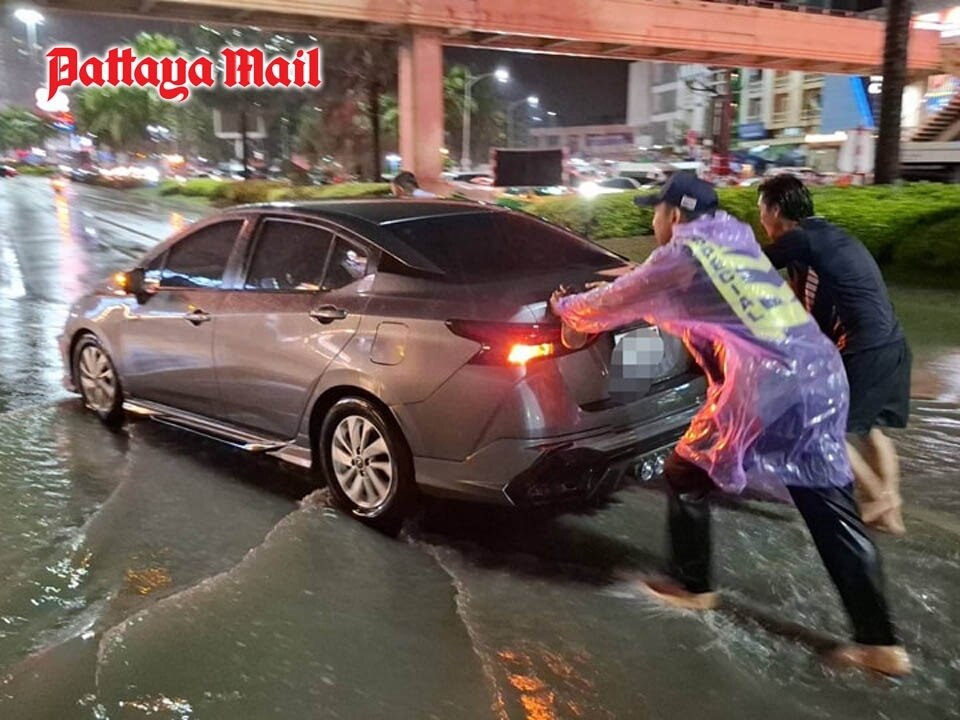 Überschwemmungen in Pattaya: Verkehr kurz vor Loy Krathong Festival lahmgelegt - Behörden im Einsatz