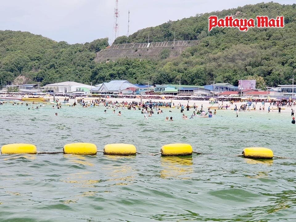 Wasserwunder der Natur verwandelt das Wasser der Insel Koh Larn in ein leuchtendes Grün