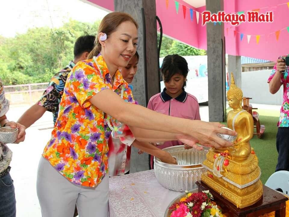 Junge Leute feiern Songkran-Fest im ASEAN Education Center - Pattaya Mail