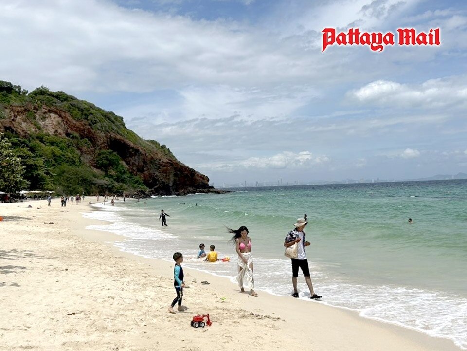 Phänomen des Grünen Meeres begeistert die Touristen am Strand von Koh Larn