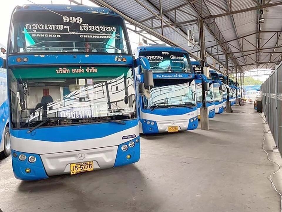 Zusätzliche Überlandbusse, um Reisende während der langen Ferien unterzubringen