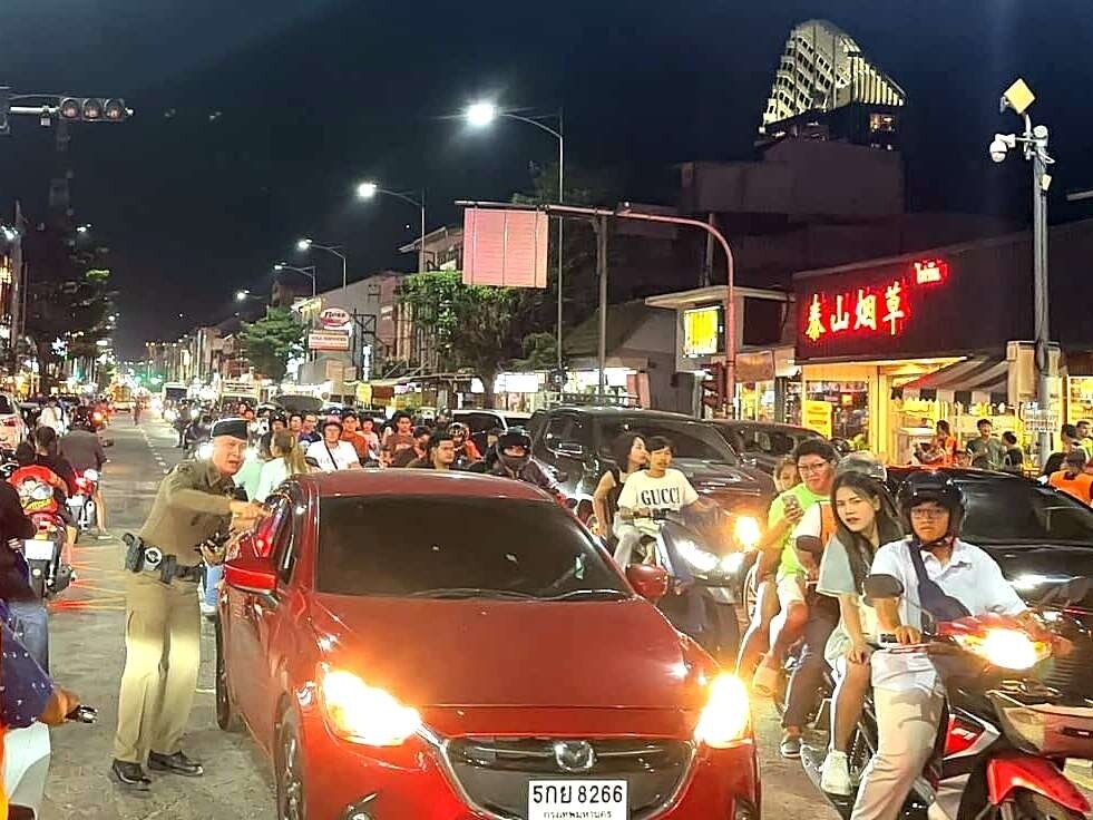 Polizei von Pattaya beeindruckt mit Verkehrsmanagement während des Feuerwerksfestivals