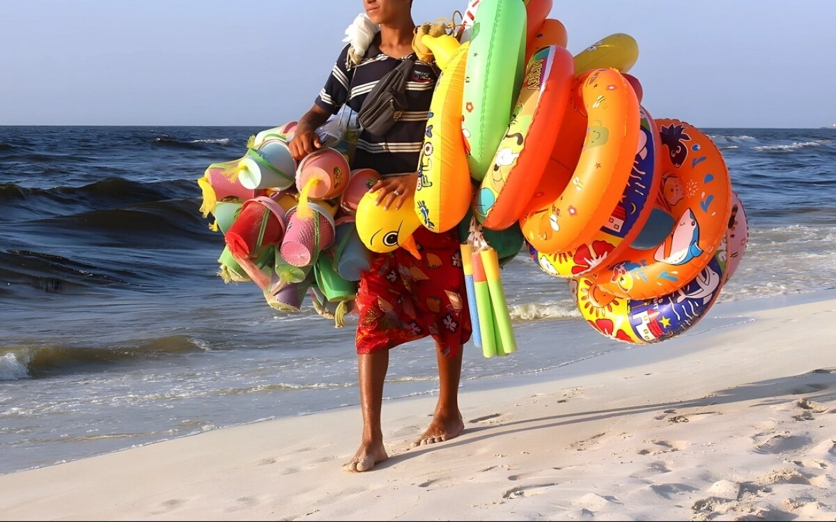 Pattaya: Strandverkäufer beleidigt Touristen die seine Waren nicht kaufen - Verhaftung