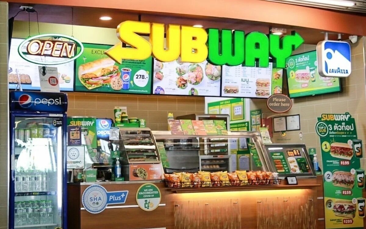 1 000 baht pro sandwhich subway am flughafen phuket hat stark ueberhoehte preise touristin rastet