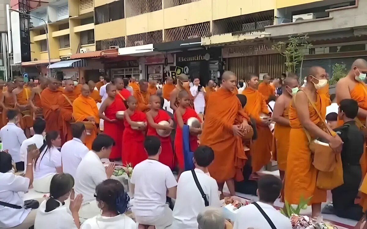 10 000 buddhistische moenche in hat yai fuer massenopfer von almosen