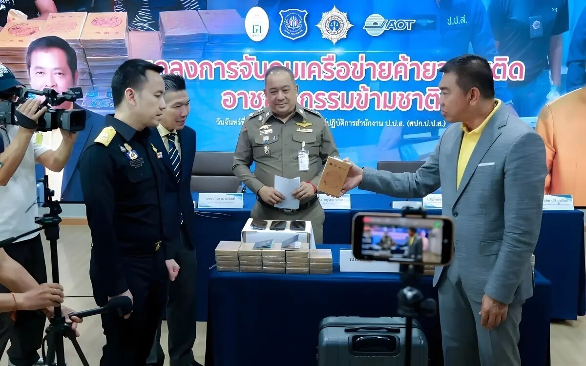 4 maenner aus hongkong am flughafen von bangkok wegen heroinschmuggels festgenommen