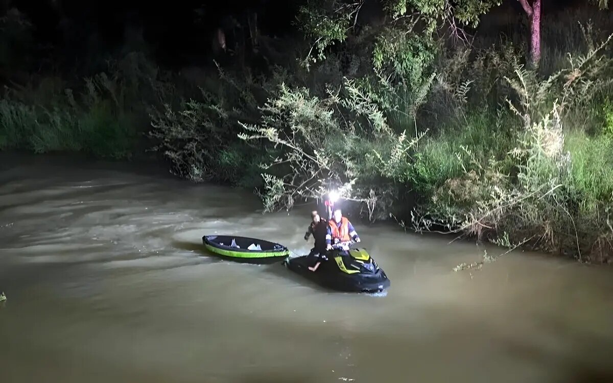 77 jaehriger schotte wird gerettet nachdem sein kajak in einem fluss in udon thani gesunken ist