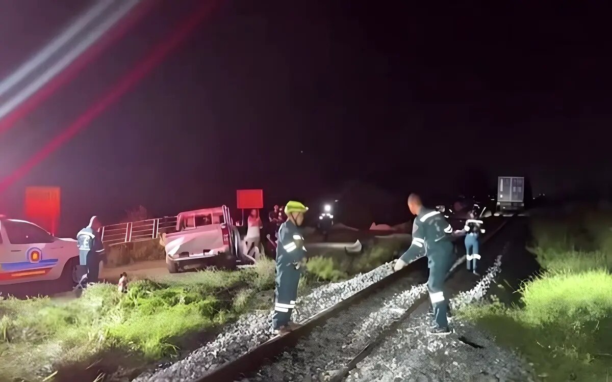 Acht tote drei verletzte bei zusammenstoss eines pick ups mit zug an einem bahnuebergang