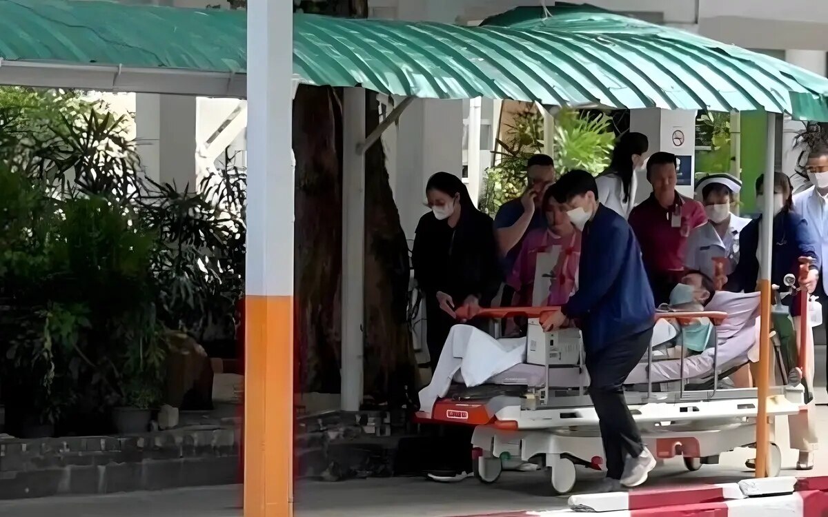 Aktivisten wollen thaksin uneingeladen im krankenhaus besuchen