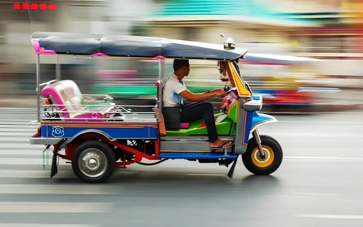 Arabischer Fußgänger angefahren: Tuk Tuk Taxifahrer stellt sich nach Faherflucht der Polizei