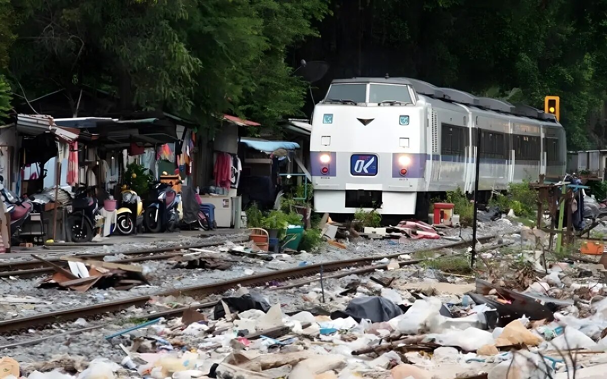 Aufraeumtrupps werden eingesetzt nachdem bilder der vermuellten eisenbahn viral gehen