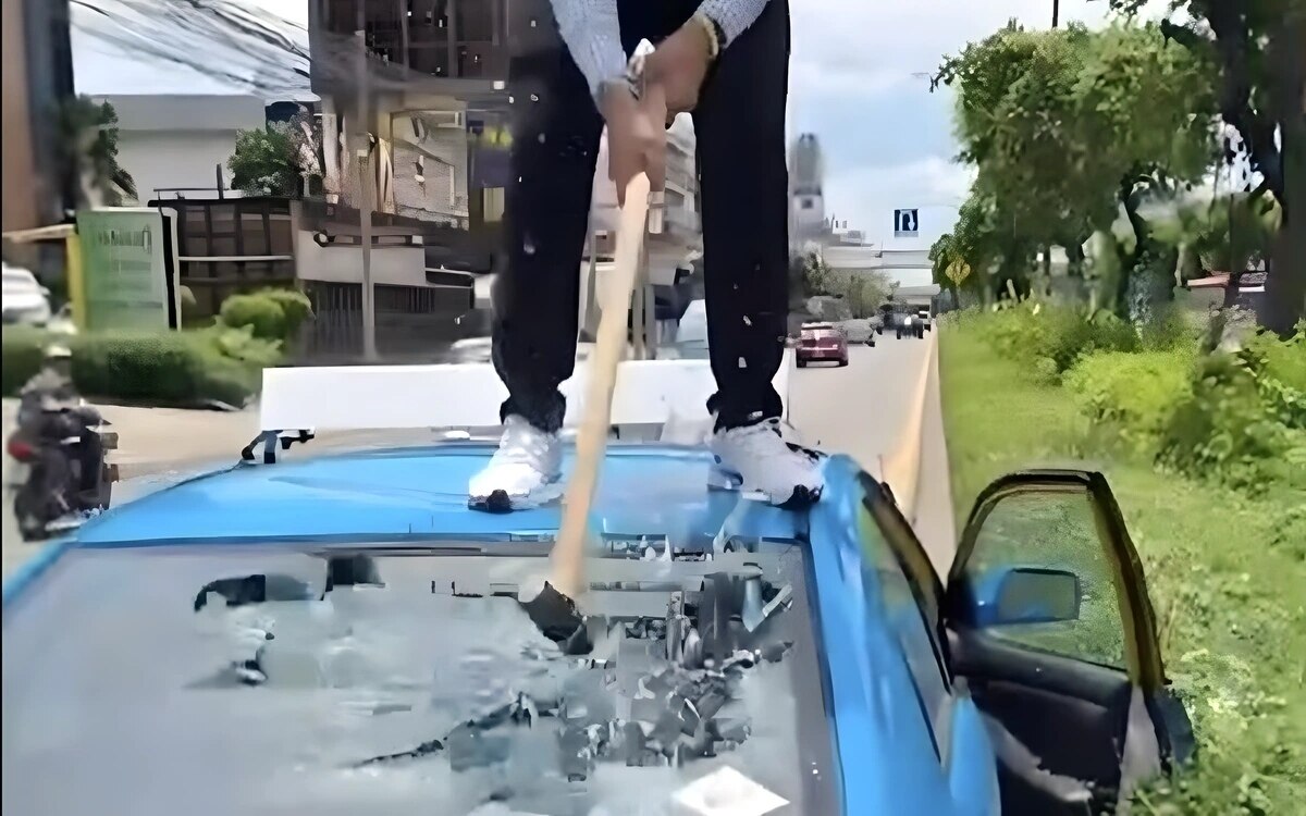 Aufregender protest in bangkok taxi wird aus wut in flammen gesetzt