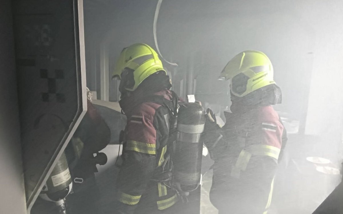 Aufschrei von touristen feuerwehr in bangkok loescht schnell hotelbrand in beliebter sukhumvit soi