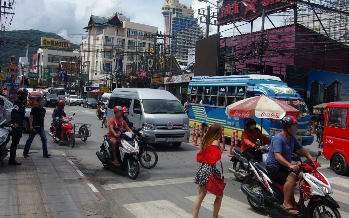 Ausländer greift Frau in Phuket an: Beim Überqueren der Straße gehupt