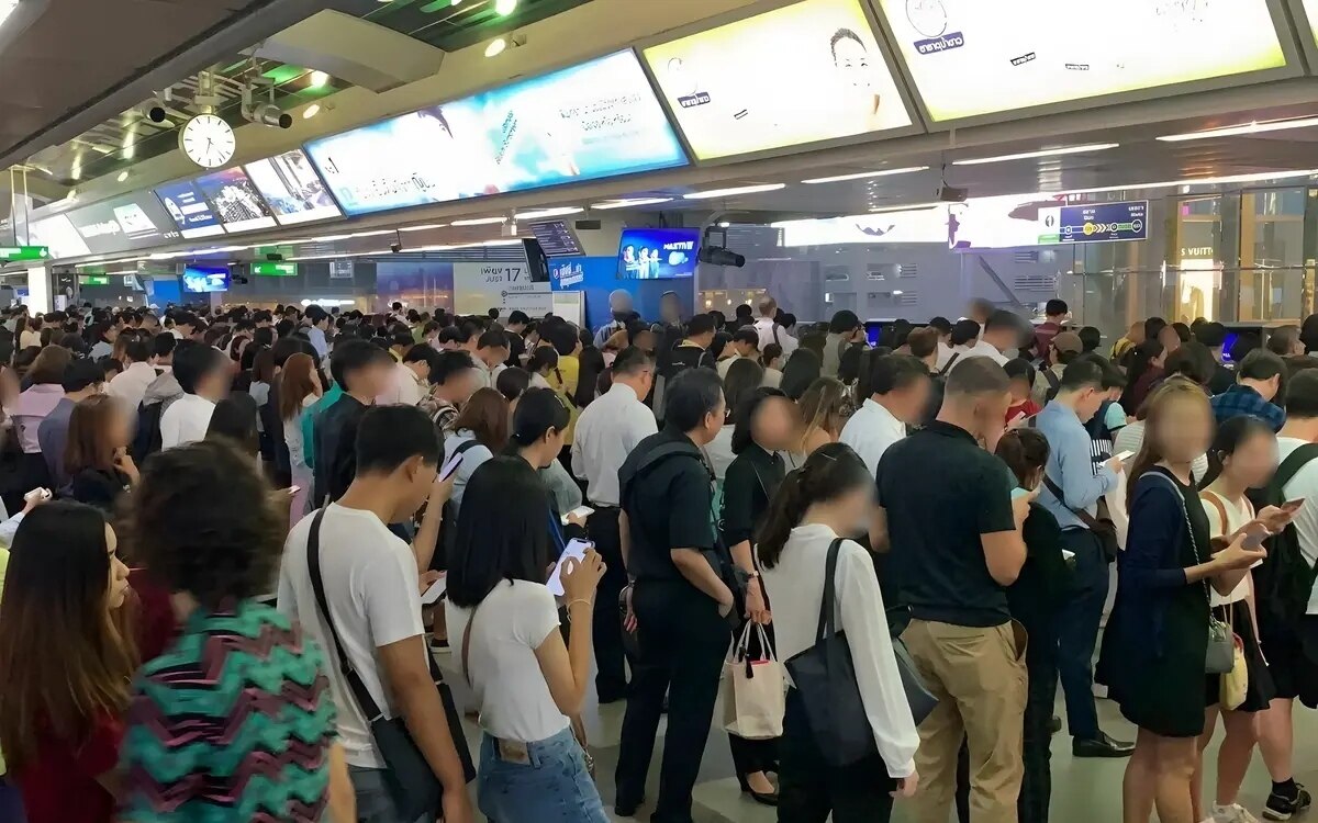 Auslaender und thailaenderin geraten im bts skytrain aneinander video