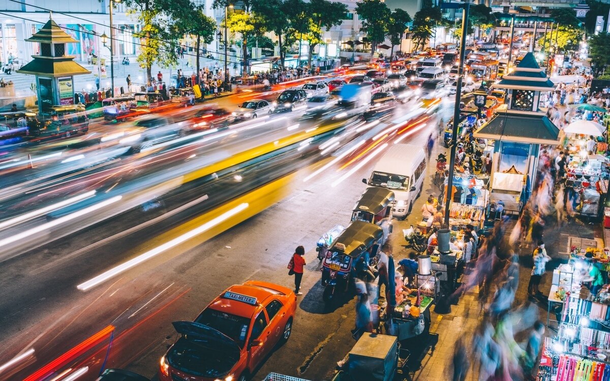 Ausländische Männer in Bangkok wegen Callcenter-Betrugs festgenommen: Acht Verdächtige in Luxusapartment