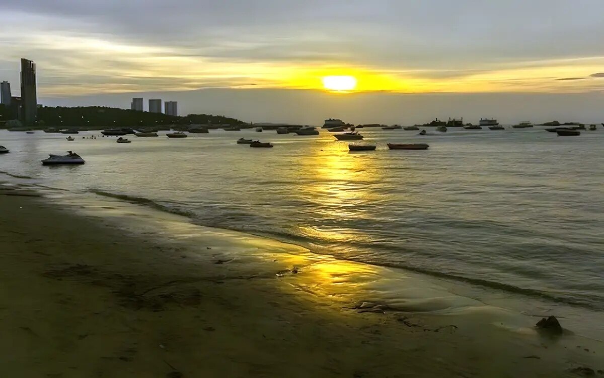 Auslaendischer tourist am strand von pattaya tot aufgefunden koerper mit blumen und vogeltattoos