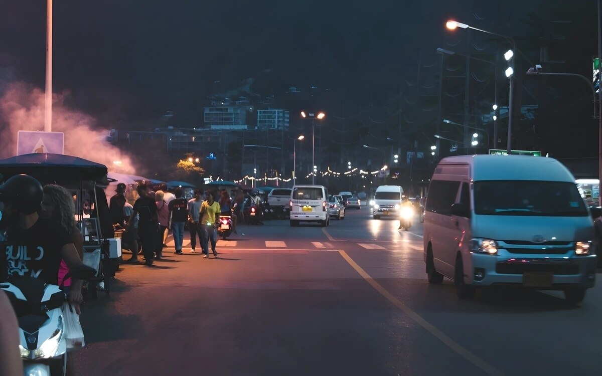 Auslaendischer tourist stuerzt toedlich aus phuket wohnung polizei untersucht mysterioesen vorfall