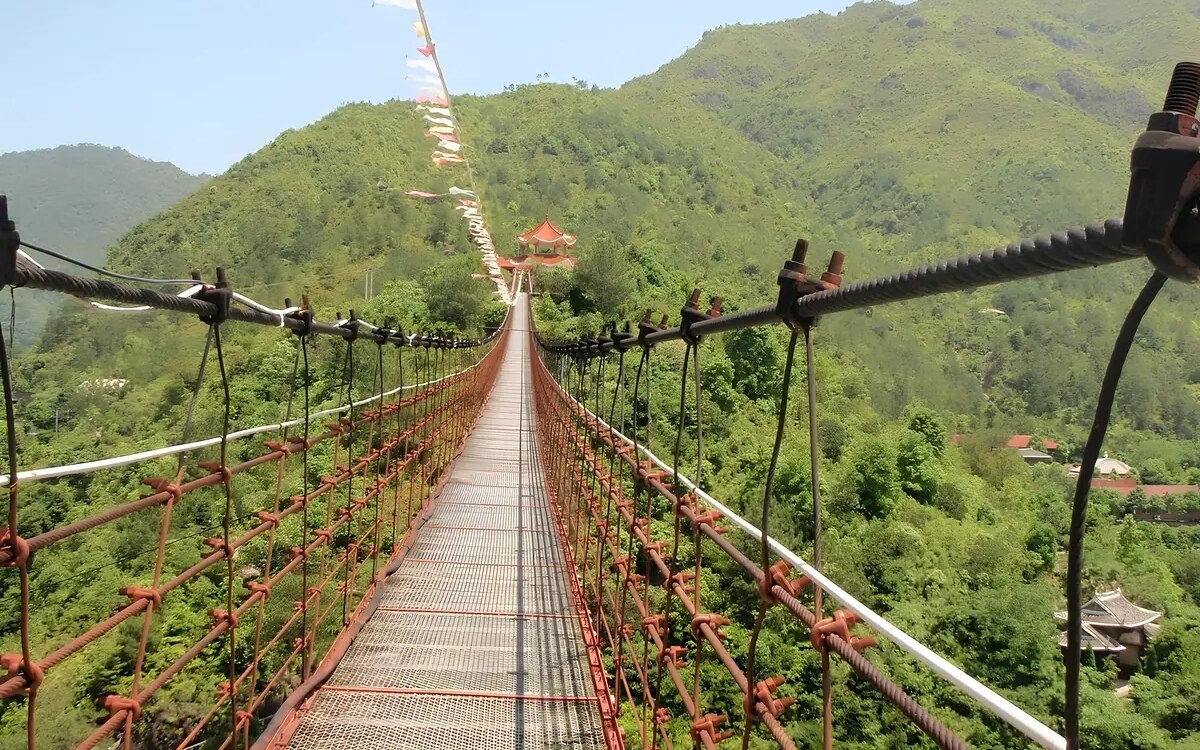 Auslaendisches paar stuerzt toedlich von einer zipline bruecke 15 meter in die tiefe