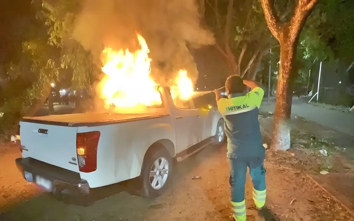 Auto in flammen hooligans beschiesen autos mit signalraketen an der thammasat universitaet in