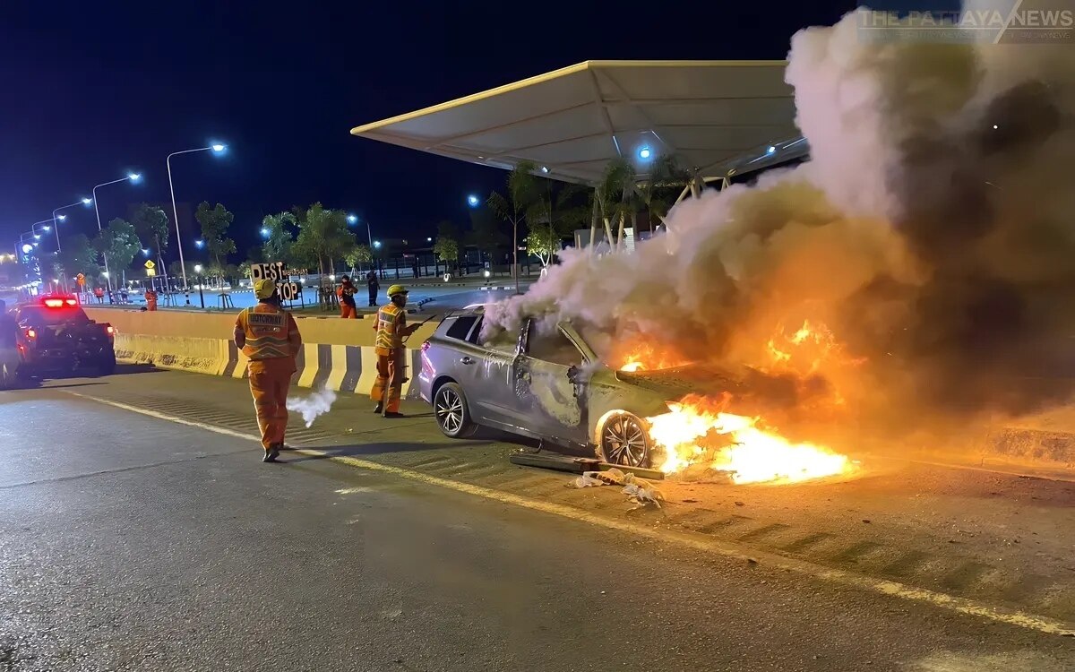 Auto in Flammen - Plötzlich herunterfallendes Bus-Teil trifft mehrere Fahrzeuge