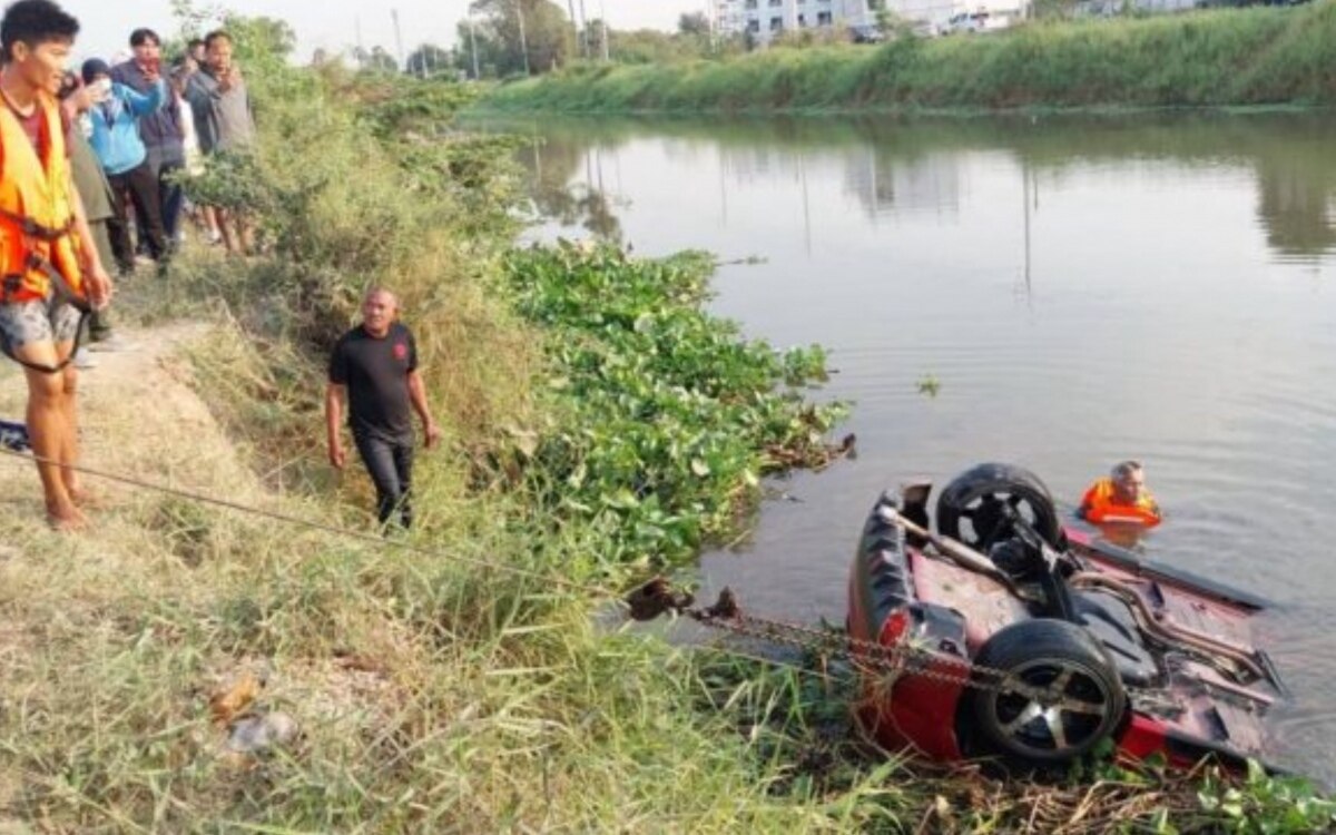 Auto stuerzt in kanal und endete toedlich nachdem vater in pathum thani fruehstueck kaufen wollte