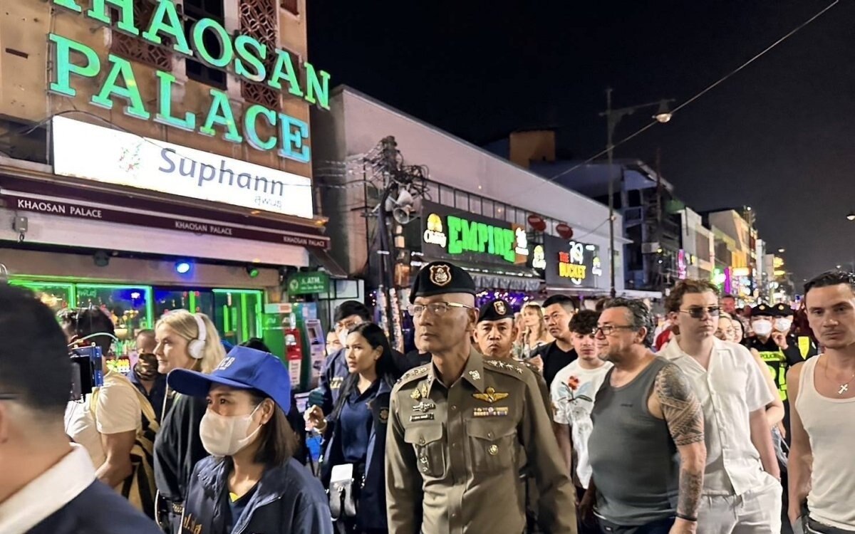 Bangkok kampf gegen drogenmissbrauch an der khao san road polizei durchsucht bars