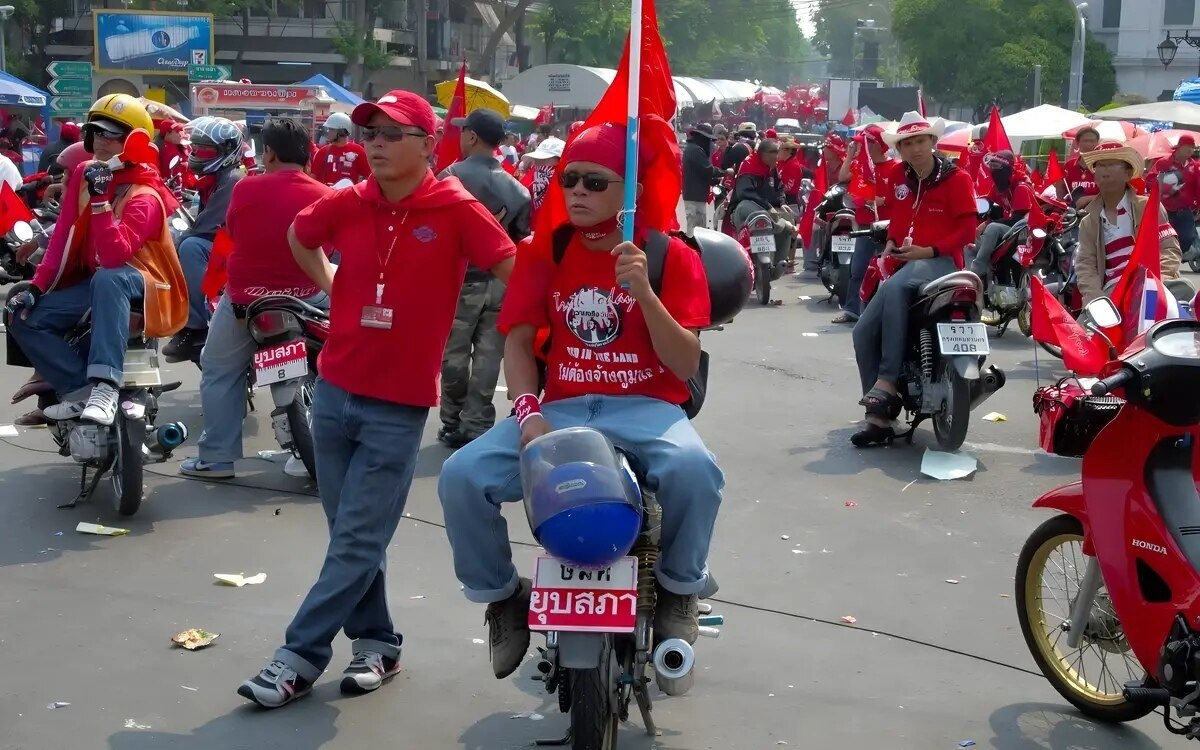 Bangkok: Rothemden versammeln sich vor dem Strafgericht um Thaksin beim Majestätsbeleidigungsverfahren zu unterstützen