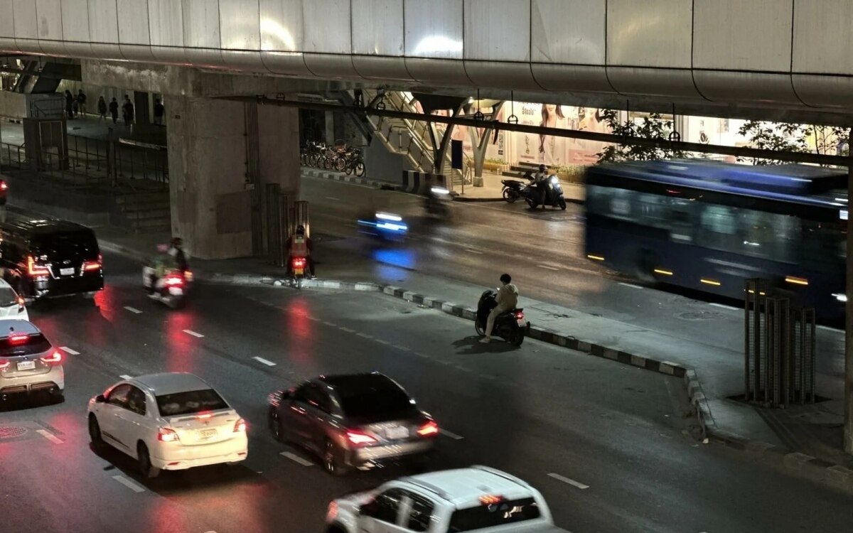 Bangkok verbietet das parken unter bts bahnhoefen