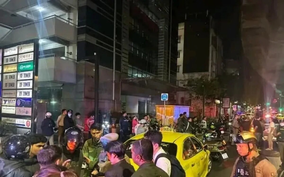 Bangkoker Taxifahrer zerschlitzt bei gewalttätigem Angriff das Gesicht eines Passagiers - Video