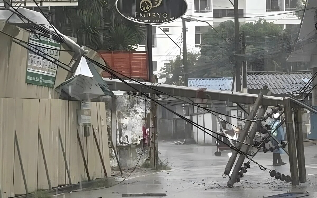 Baugeruest einsturz in pattaya ein wetterumschwung hinterlaesst zerstoerung und angst verkehrschaos