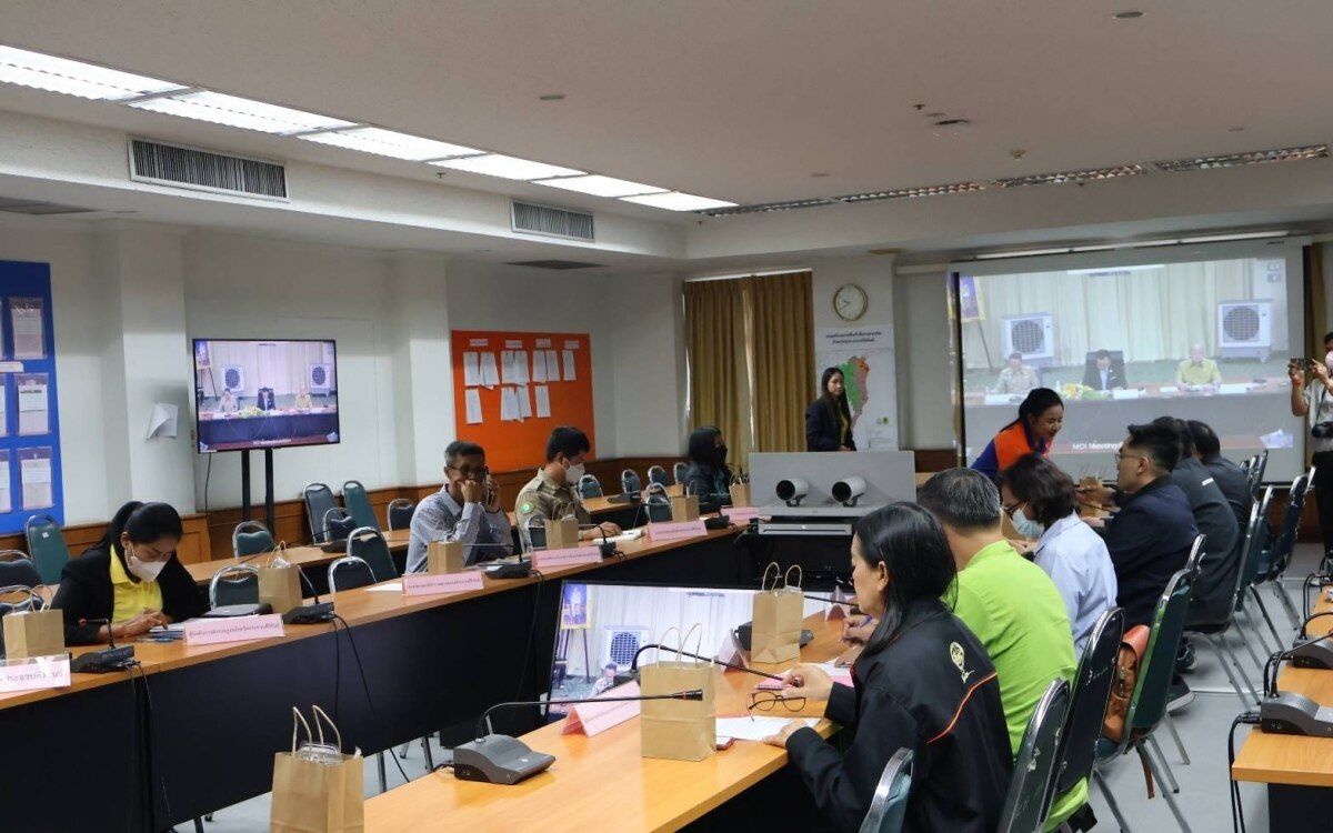 Beamte beraten ueber die verkehrssicherheit in prachuap waehrend der neujahrsfeiertage