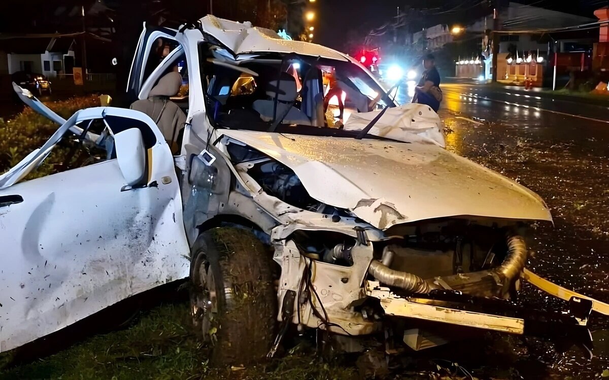 Bei hochgeschwindigkeitsunfall mit pickup truck in phuket sterben zwei menschen