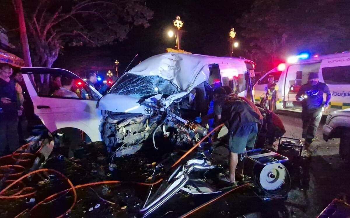 Beifahrer getoetet 15 weitere personen bei transporterunfall verletzt