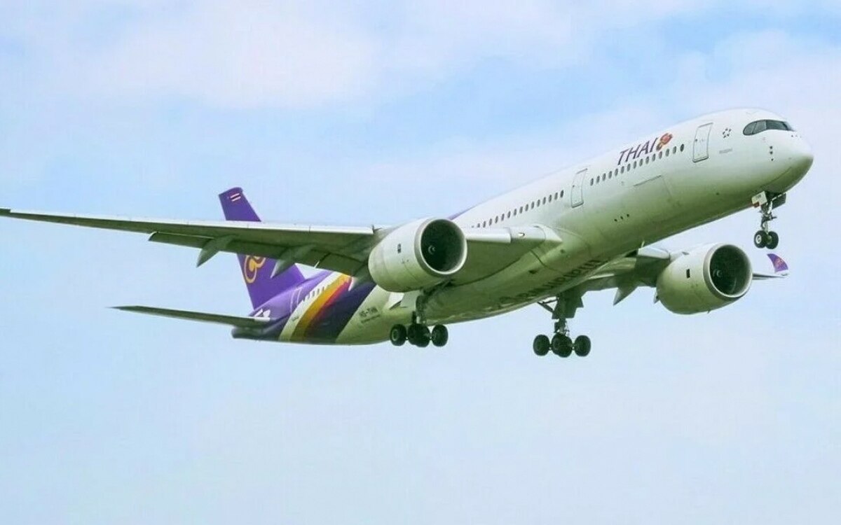 Beim landeanflug thai airways flug kommt wegen unwetterwarnung in bangkok von der landebahn ab