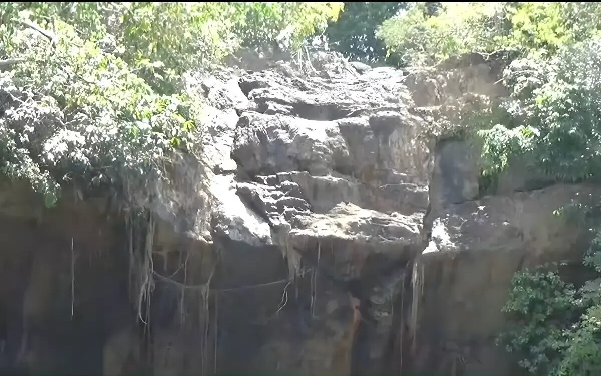 Beruehmter wasserfall in trang wegen schwerer duerre versiegt