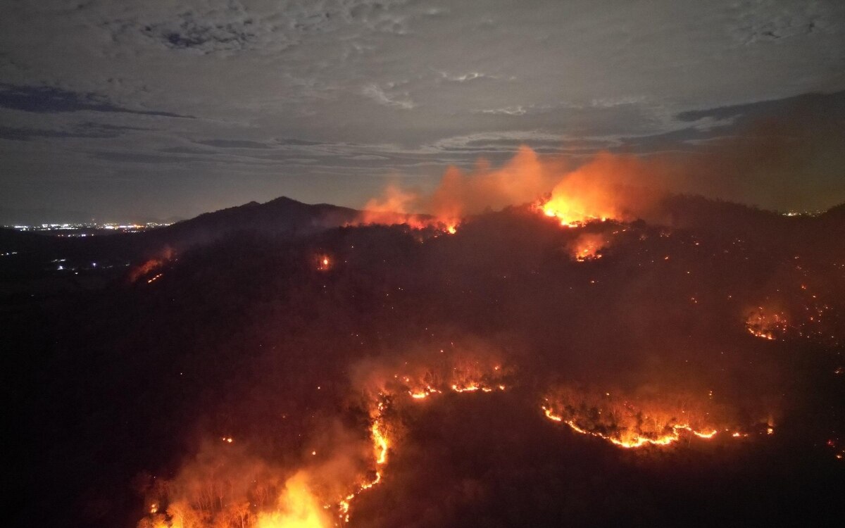 Besorgnis über Waldbrand in Pattaya: Kloster in Gefahr - Feuerwehreinsatz erforderlich