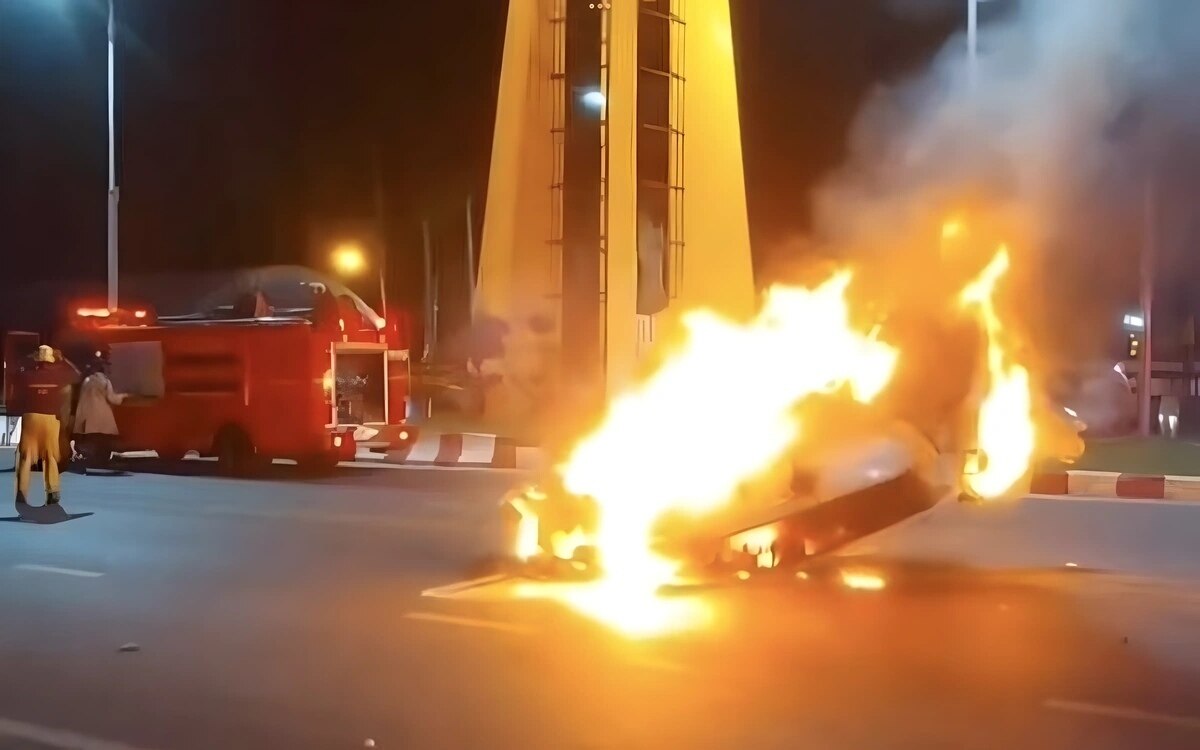 Betrunkener Fahrer überschlägt sich in Nakhon Si Thammarat: Drama endet in Flammen