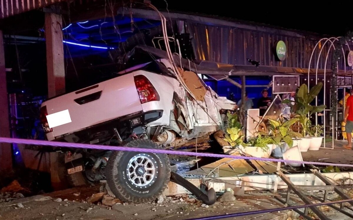 Betrunkener fahrer verursacht chaos in restaurant pickup rast in thailand in das lokal