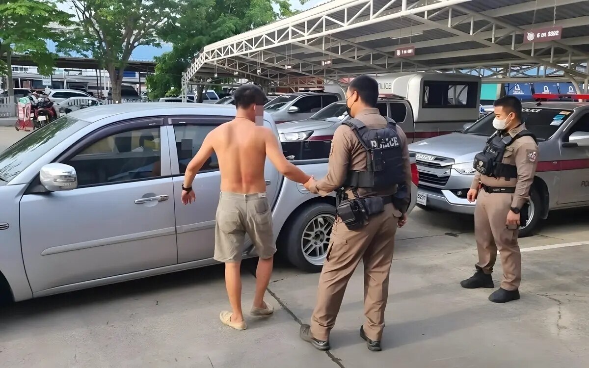 Betrunkener Fahrer verursacht Unfall mit Polizeifahrzeug vor der Haftanstalt in Bang Yai, Nonthaburi