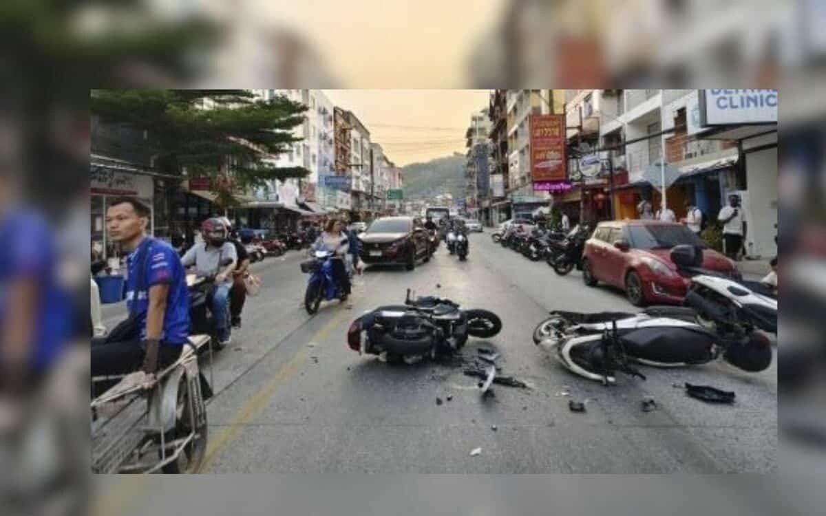 Betrunkener tourist nach zusammenstoss mit polizeibeamten auf motorrad in patong auf der stelle